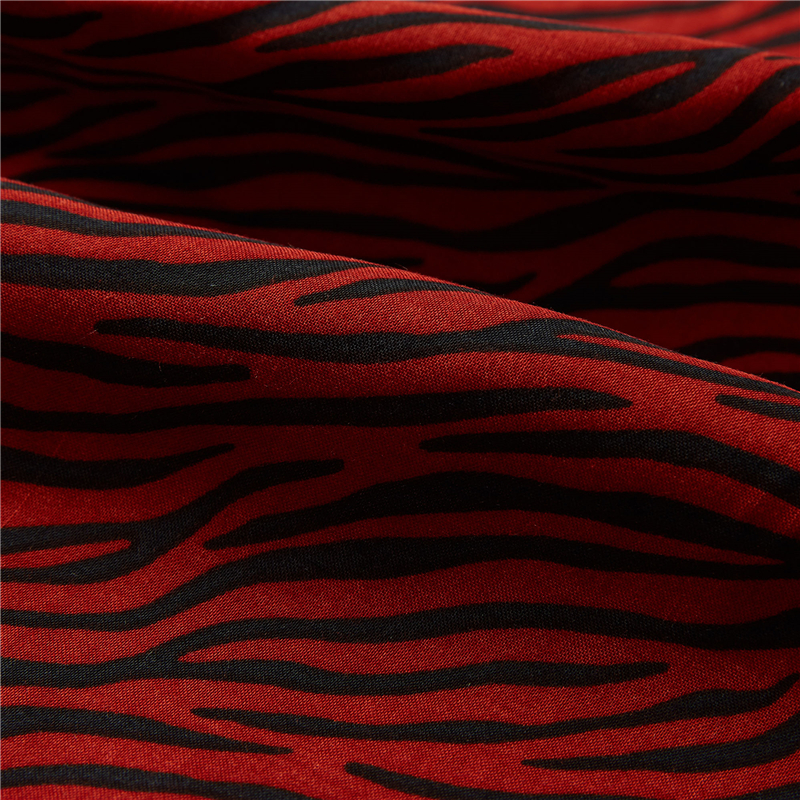 Tessuto zebrato rosso 100% popeline di rayon leggero con stampa animalier